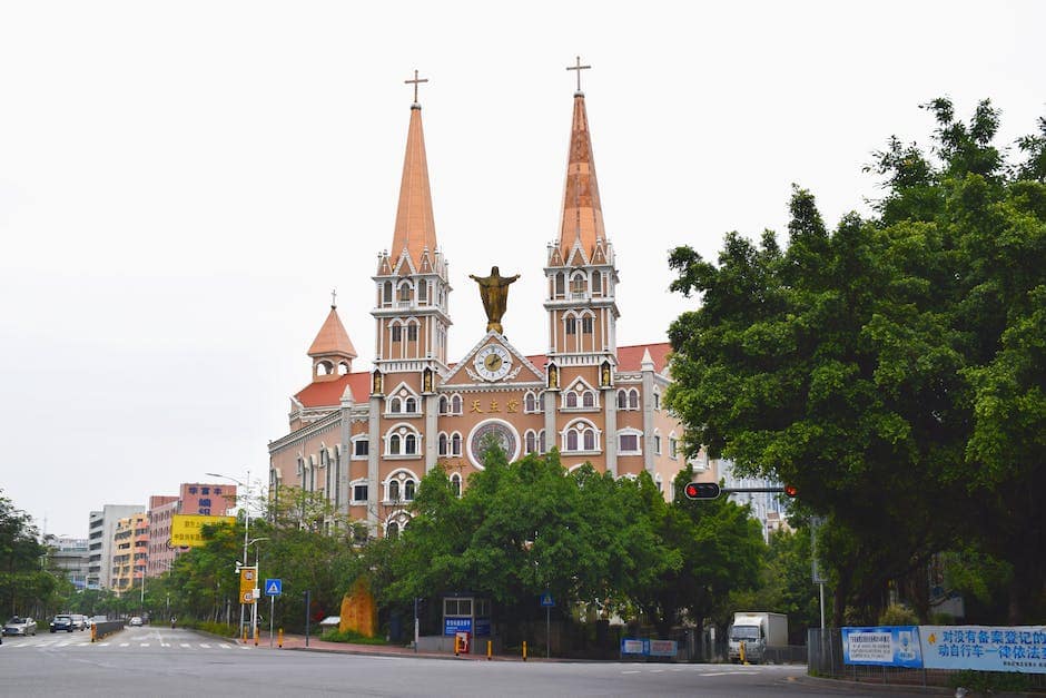 Collage of images showcasing Kodaikanal's hotspots, including Kodaikanal Lake, Bryant Park, Coaker's Walk, Guna caves, Kurinji Andavar Temple, and the Chocolate factory.